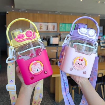 学生用プラスチック水瓶 ハンドルと肩帯 980ml 漫画デザイン