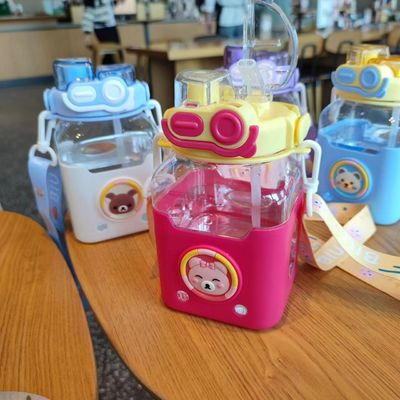 学生用プラスチック水瓶 ハンドルと肩帯 980ml 漫画デザイン