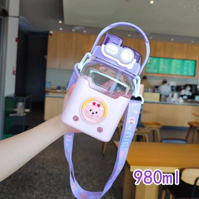 学生用プラスチック水瓶 ハンドルと肩帯 980ml 漫画デザイン