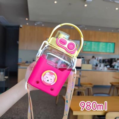 学生用プラスチック水瓶 ハンドルと肩帯 980ml 漫画デザイン