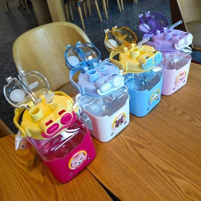 学生用プラスチック水瓶 ハンドルと肩帯 980ml 漫画デザイン