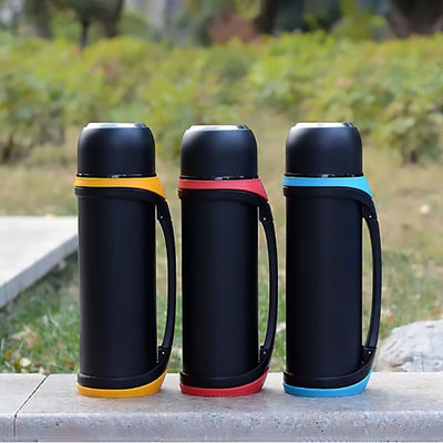 スポーツデザイン 大容量 2QT 64オンス 熱い飲み物用カップ付き 吸気分離ボトル