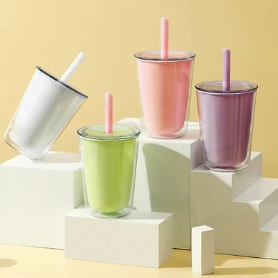 TOUR 二重 壁 の 持ち運び できる プラスチック 水瓶 と 吸い た ストロー の 大きな 容量 の 飲み物 カップ