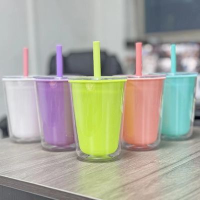 TOUR 二重 壁 の 持ち運び できる プラスチック 水瓶 と 吸い た ストロー の 大きな 容量 の 飲み物 カップ
