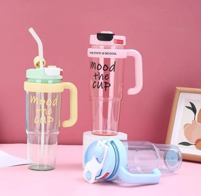 女の子のためのプラスチック水杯 900ml BPAフリースプレーボトル 屋外スポーツと旅行