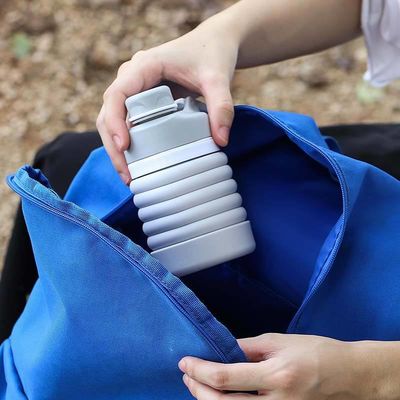 カスタムロゴ 750ML 折りたたむ水瓶 BPAフリーシリコン 子供のための学校とスポーツ