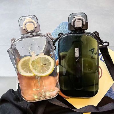 プラスチック製の750mlの水瓶 ストロー付き 屋外運動やフィットネスの必需品