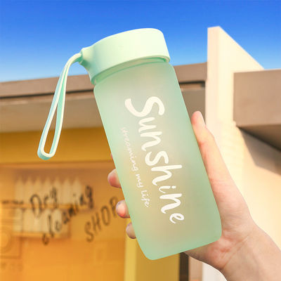 ミニマリストデザインスタイル 600Ml ポータブル プラスチックカップ オーダーメイド ロゴ 屋外用