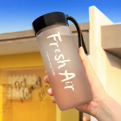 ミニマリストデザインスタイル 600Ml ポータブル プラスチックカップ オーダーメイド ロゴ 屋外用