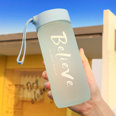 ミニマリストデザインスタイル 600Ml ポータブル プラスチックカップ オーダーメイド ロゴ 屋外用