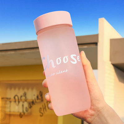 ミニマリストデザインスタイル 600Ml ポータブル プラスチックカップ オーダーメイド ロゴ 屋外用