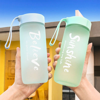 ミニマリストデザインスタイル 600Ml ポータブル プラスチックカップ オーダーメイド ロゴ 屋外用