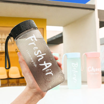 ミニマリストデザインスタイル 600Ml ポータブル プラスチックカップ オーダーメイド ロゴ 屋外用