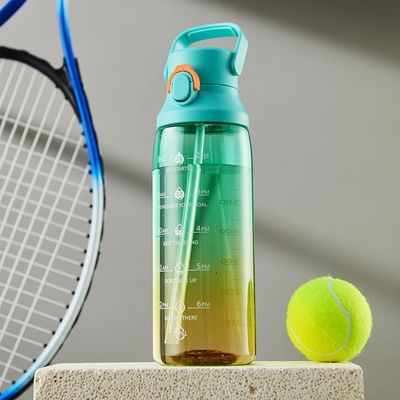 直接飲用 プラスチックのグラデント色 750ml 携帯スポーツ用水瓶 旅行用