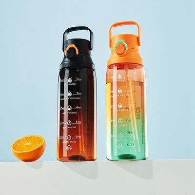 直接飲用 プラスチックのグラデント色 750ml 携帯スポーツ用水瓶 旅行用