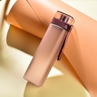 アウトドアスポーツ ポータブル 550ml 700ml PC ハンドルロープ付きプラスチック方形の水瓶