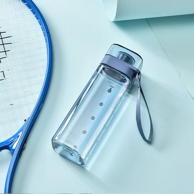 色彩のあるプラスチック方角口水瓶 漏れ防止のフリップ蓋とハンドルロープ