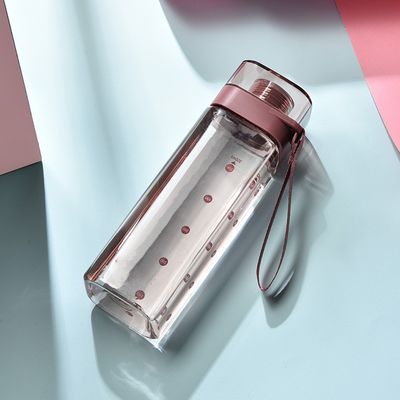 色彩のあるプラスチック方角口水瓶 漏れ防止のフリップ蓋とハンドルロープ