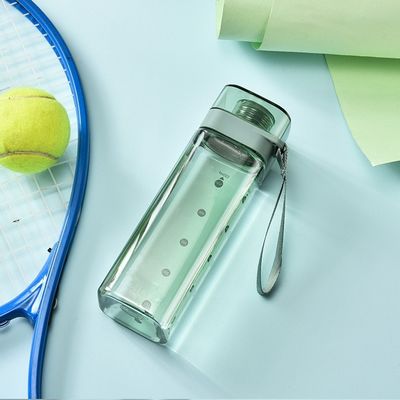 色彩のあるプラスチック方角口水瓶 漏れ防止のフリップ蓋とハンドルロープ