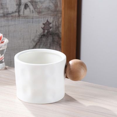 330ML セラミックコーヒーカップ 木製ボールハンドル 完璧なオフィスパートナー