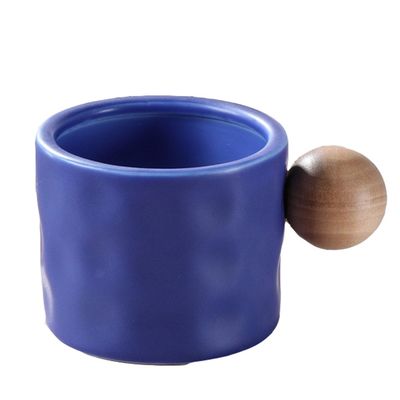 ノルディック様式 セラミックコーヒーカップ 木製ボールハンドル 330ML ポルセラン再利用用カップ