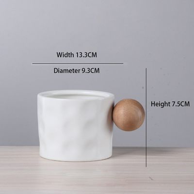 ノルディック様式 セラミックコーヒーカップ 木製ボールハンドル 330ML ポルセラン再利用用カップ