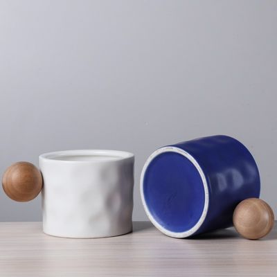 ノルディック様式 セラミックコーヒーカップ 木製ボールハンドル 330ML ポルセラン再利用用カップ