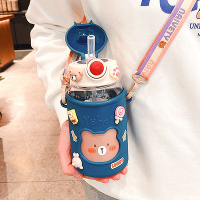 生徒と子供のためのクリエイティブなポータブルプラスチックカップ 漏れ防止のストローウォーターボトル