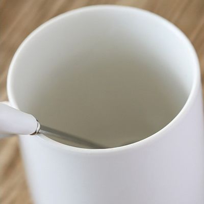 0.5kgサイズで茶好きのための蓋とカスタマイズされたロゴの持続可能セラミックカップ