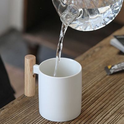 0.5kgサイズで茶好きのための蓋とカスタマイズされたロゴの持続可能セラミックカップ
