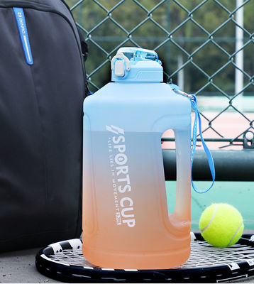 アウトドアスポーツとフィットネス グラデント色 PP プラスチックバケツ 容量が大きい水カップ