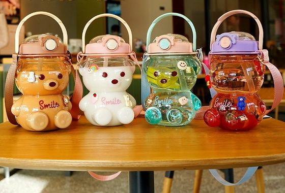 カスタマイズされた色 1L 大容量の水瓶 透明な熊飲み杯 ストロー