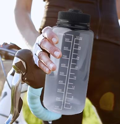 ユニセックス 1000ml 大容量 水杯 スケール 防水カップ PS プラスチック素材