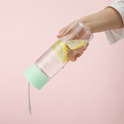 600ml 800ml PC ロープ付きプラスチック水瓶 防水 BPAフリー スポーツ モチベーション