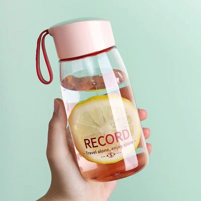カスタマイズされたロゴ 受け入れられる 380ml クリアなプラスチック飲料ボトル 蓋とハンドル