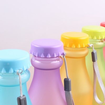密閉飲料ボトル 550ml 再利用可能なジム BPA フリースポーツ ロープ付きプラスチック水瓶
