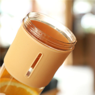 BPA 無料 再利用可能なオフィスカップ 700ml 蓋とストローをカスタマイズしたロゴとプラスチックタンブラー