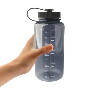 スポーツ用耐久性のあるプラスチック製の水瓶 漏れ防止とBPAのない 1リットル容量
