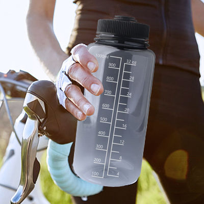 1000ml Bpaフリー プラスチック透明液体水瓶 屋外スポーツ用 水量付き