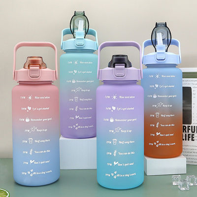 2000ML トリタン飲料ボトル 蓋付き オーダーメイドロゴ用の再利用可能なフィットネス水瓶
