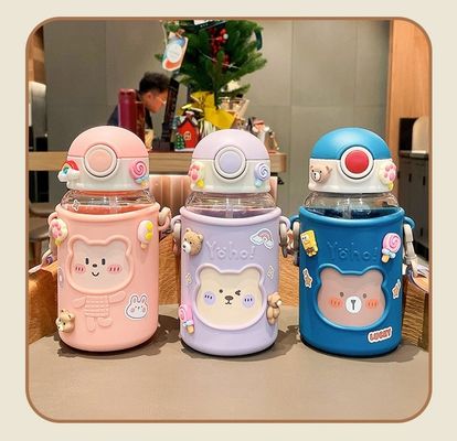 620ml ポータブル3Dステッカー プラスチック水瓶 子供や学生のための可愛い熊デザイン