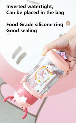 可愛いデザイン 600ml 漫画 子供 カップ ストロー付き プラスチック飲料水 ボトル