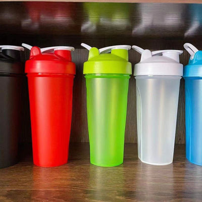 ストック 700ml ブラックドリンク プラスチックボトル フィットネス Bpa 無料 カスタマイズ スリム シンプル ジム タンパク質シェーカー ボトル ジムカップ ロゴ付き