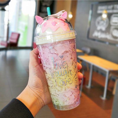 バック・トゥ・スクール 水瓶 最新のダブルウォール ストローと蓋付きのプラスチックタンブラー