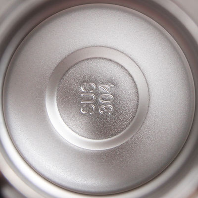この 持ち運び できる ステンレス スチール の 水 ボトル を 用い て 旅行 器具 を 改良 し なさい