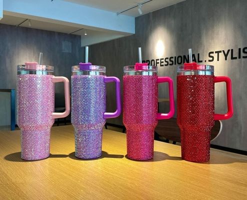 カスタマイズ可能な再利用可能な冷たい色 300ml/400ml ダブルウォールカップとダイヤモンドで詰められた蓋